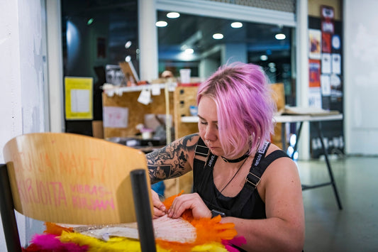 Mirva Perälä La Fiaba gallerian Valoon -ripustuksessa. Kuvan otti Tapani Teittinen.